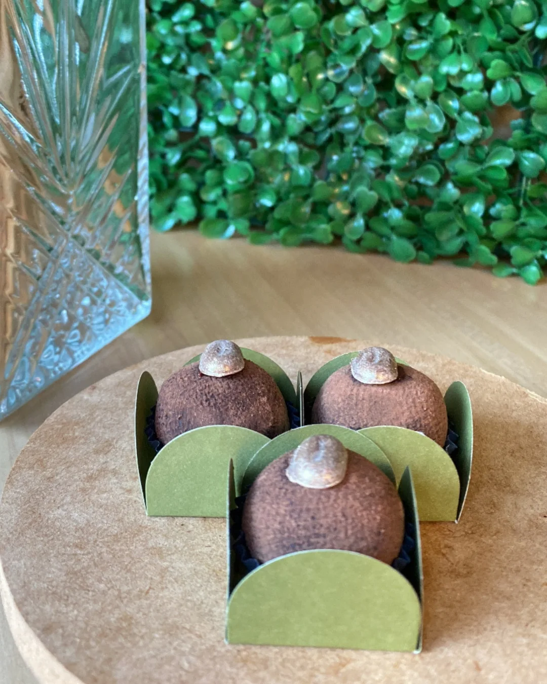 Brigadeiros da OnlySweet servidos em meia lua decorativa