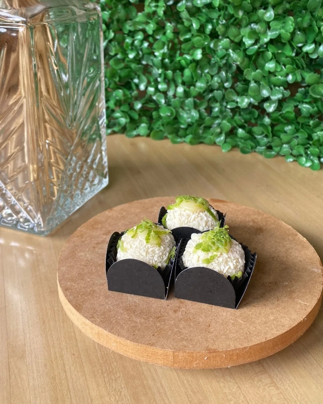 Brigadeiros brancos da OnlySweet com acabamento delicado