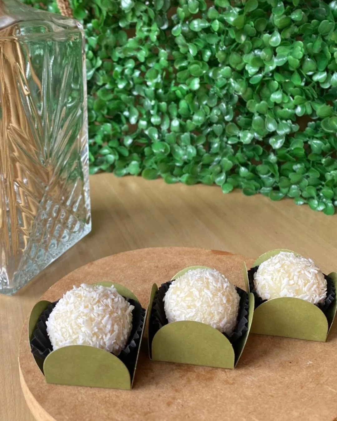 Brigadeiros de coco da OnlySweet em composição minimalista