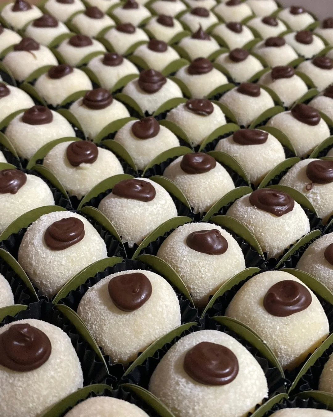 Bandeja de brigadeiros brancos da OnlySweet