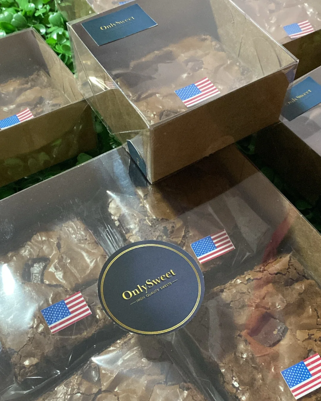 Brownies da OnlySweet em composição para presente