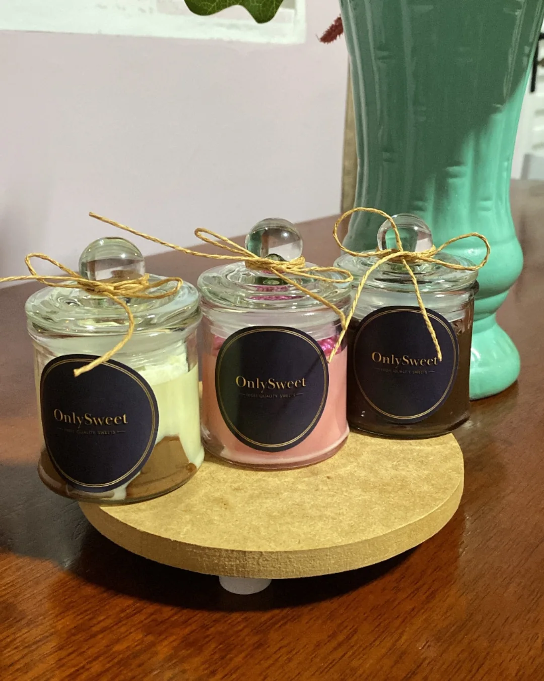 Doces OnlySweet em potes decorados